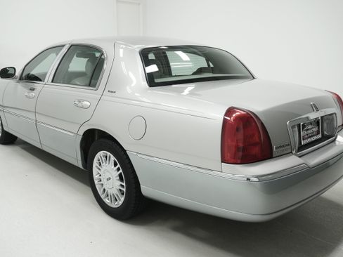 Used 2006 Lincoln Town Car Designer Series RWD image 6