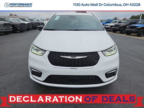 New 2026 Chrysler Pacifica Select image 2