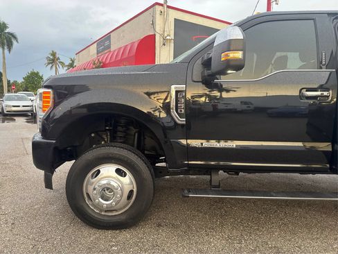 Used 2019 Ford F350 Platinum w/ Platinum Ultimate Package AWD/4WD image 25