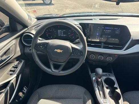 Used 2025 Chevrolet Trax LS w/ LS Convenience Package FWD image 16