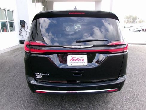 Used 2024 Chrysler Pacifica Touring-L image 22