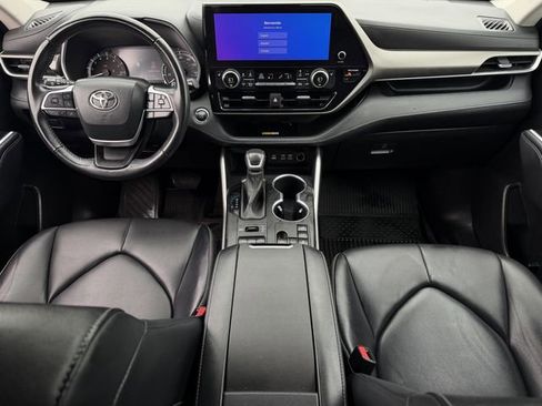 Used 2023 Toyota Highlander XLE AWD/4WD image 11
