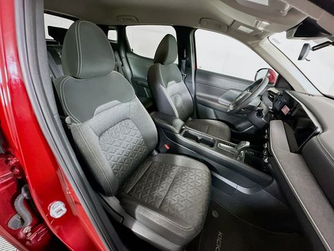 Used 2025 Nissan Kicks SV AWD/4WD image 28
