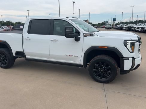 Used 2024 GMC Sierra 2500 AT4 w/ AT4 Premium Plus Package AWD/4WD image 9