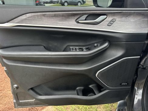 Used 2022 Jeep Grand Cherokee Limited w/ Luxury Tech Group II RWD image 18