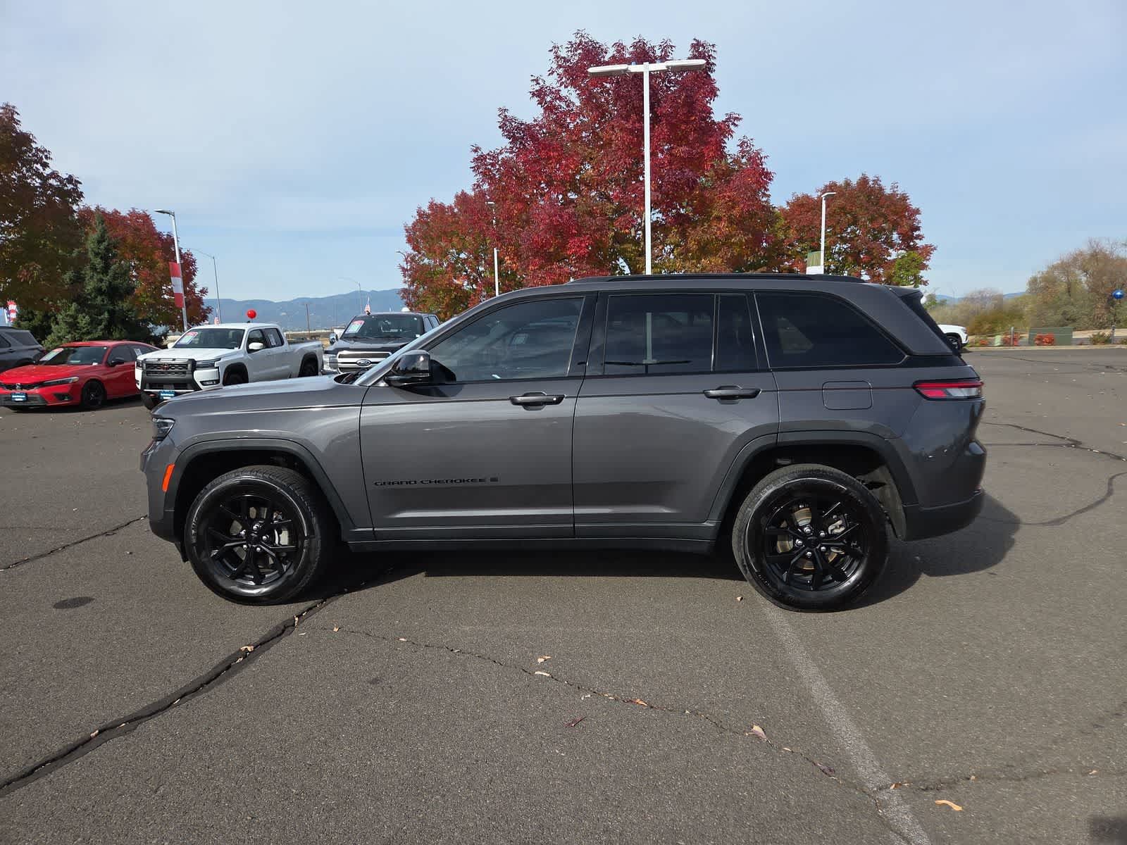 Used 2024 Jeep Grand Cherokee Altitude AWD/4WD image 11