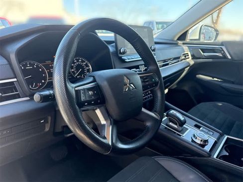 Used 2024 Mitsubishi Outlander SE image 2