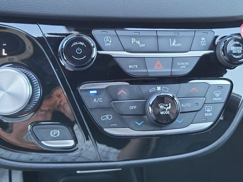 Used 2025 Chrysler Pacifica Select FWD image 34