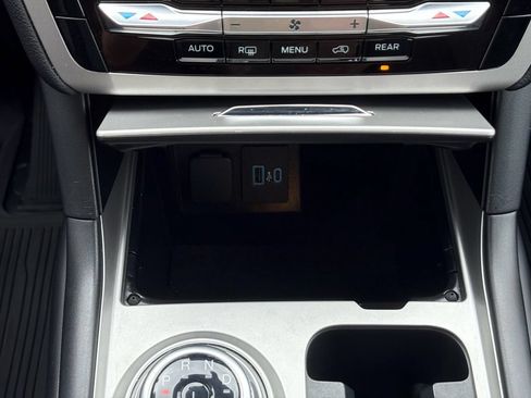Used 2023 Ford Explorer XLT AWD/4WD image 17