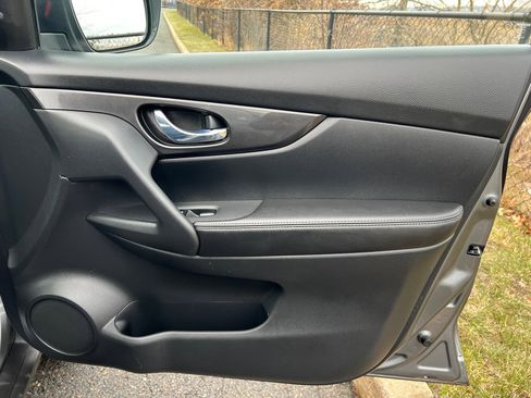 Used 2018 Nissan Rogue S image 15