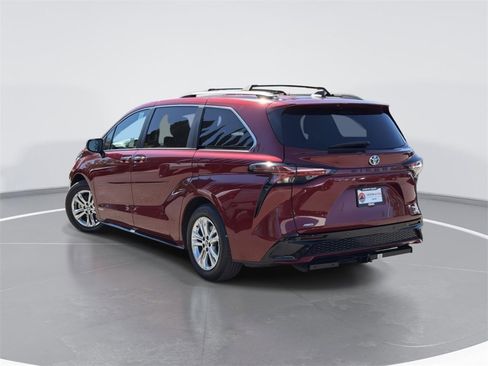 Used 2021 Toyota Sienna XSE w/ XSE Plus Package image 5