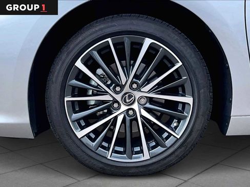 Used 2025 Lexus ES 300h w/ Premium Package image 8