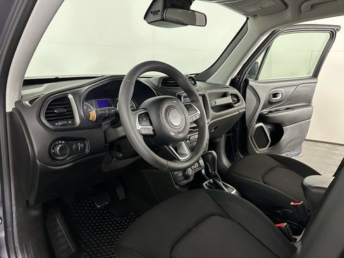 Used 2023 Jeep Renegade Latitude image 2