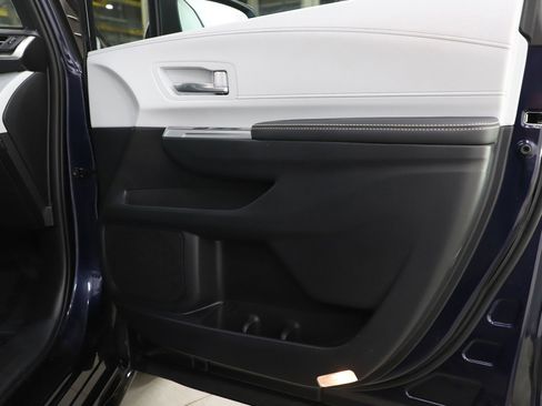 Used 2025 Toyota Sienna XSE image 9