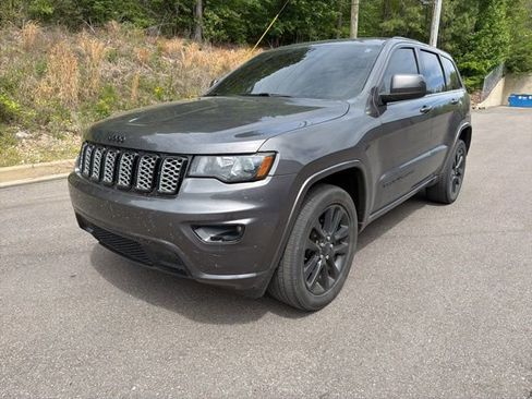 Used 2018 Jeep Grand Cherokee Altitude image 3