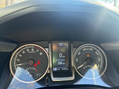 Used 2023 Toyota Tacoma SR5 w/ Technology Package image 10