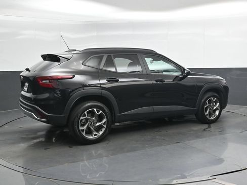 Used 2025 Chevrolet Trax LT FWD image 2