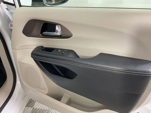Used 2022 Chrysler Voyager LX image 24