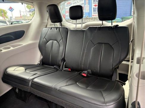 Used 2020 Chrysler Pacifica Touring-L image 17