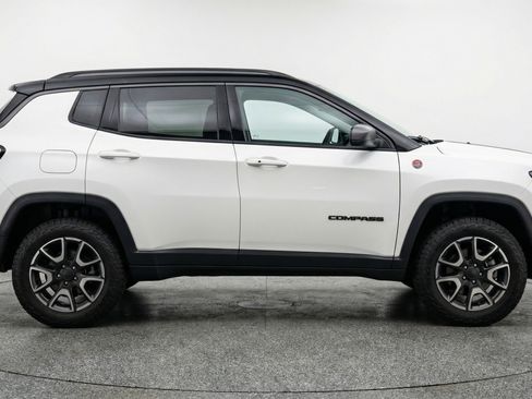 Used 2025 Jeep Compass Trailhawk AWD/4WD image 11