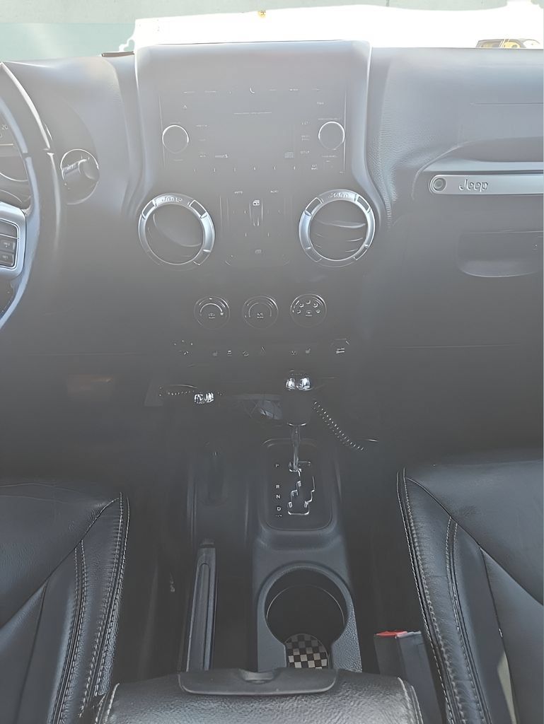 Used 2016 Jeep Wrangler Unlimited Rubicon AWD/4WD image 15