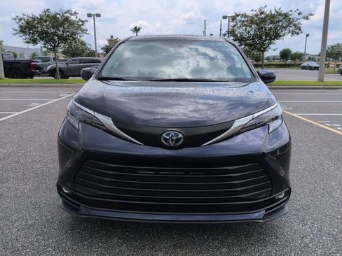 Used 2025 Toyota Sienna XLE FWD image 9