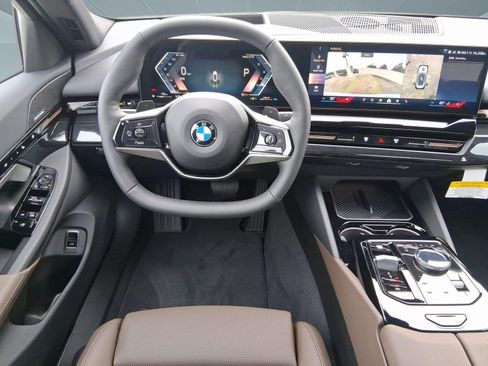 Used 2026 BMW 530i w/ Premium Package RWD image 28