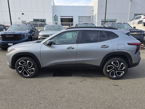 Used 2025 Chevrolet Trax RS image 2