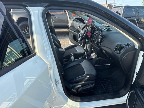 Used 2018 Jeep Compass Latitude FWD image 13