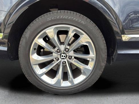 Certified 2022 Bentley Bentayga image 17