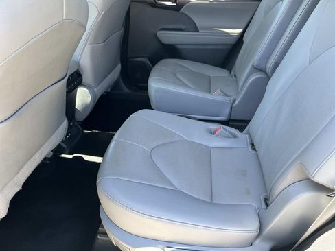 Used 2021 Toyota Highlander Limited FWD image 10