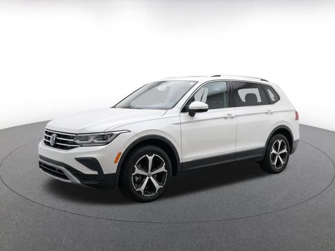 Used 2026 Volkswagen Tiguan SE AWD/4WD image 3
