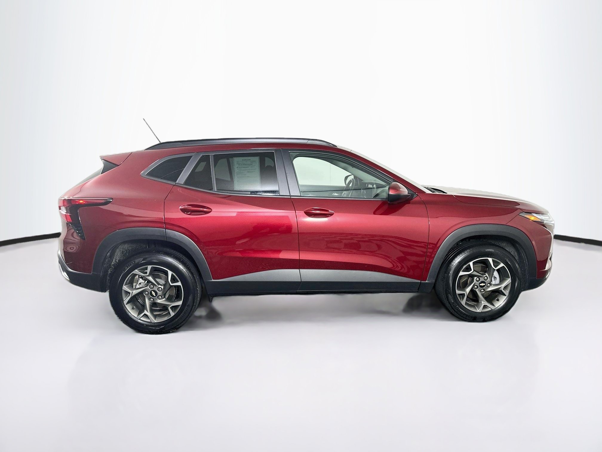 Used 2025 Chevrolet Trax LT w/ LT Convenience Package FWD image 10