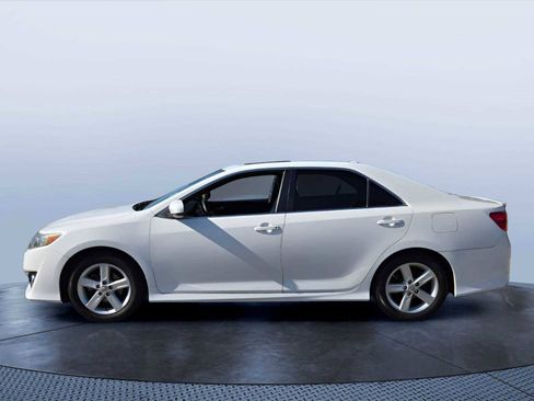 Used 2014 Toyota Camry SE w/ Leather Package FWD image 2