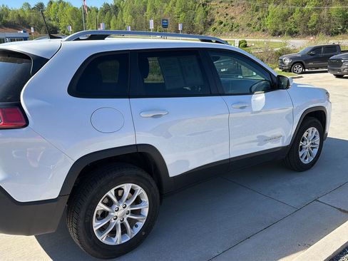 Used 2021 Jeep Cherokee Latitude w/ Mopar Interior Package image 3