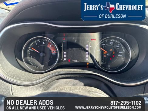Used 2019 Jeep Cherokee Latitude Plus w/ Comfort/Convenience Group FWD image 12