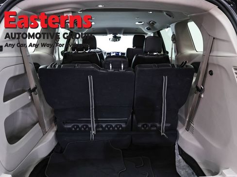 Used 2024 Chrysler Pacifica Touring-L FWD image 9