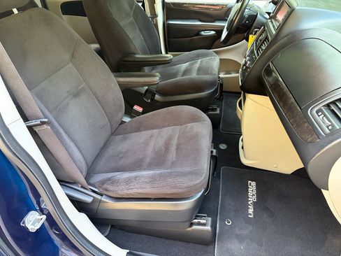 Used 2017 Dodge Grand Caravan SE w/ UConnect Hands-Free Group FWD image 11
