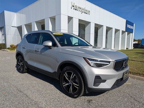 Certified 2025 Volvo XC40 B5 Core image 2