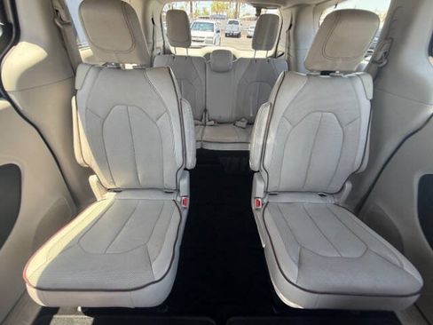 Used 2017 Chrysler Pacifica Limited w/ UConnect Theater Package FWD image 19