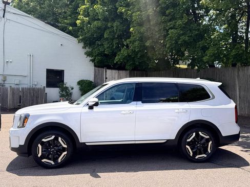 Used 2023 Kia Telluride S w/ S Sunroof Package AWD/4WD image 3