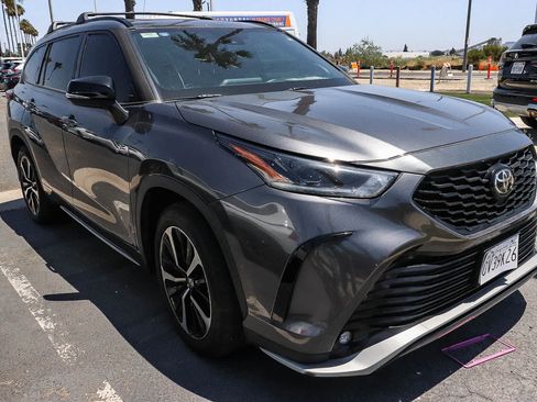 Used 2021 Toyota Highlander XSE FWD image 12
