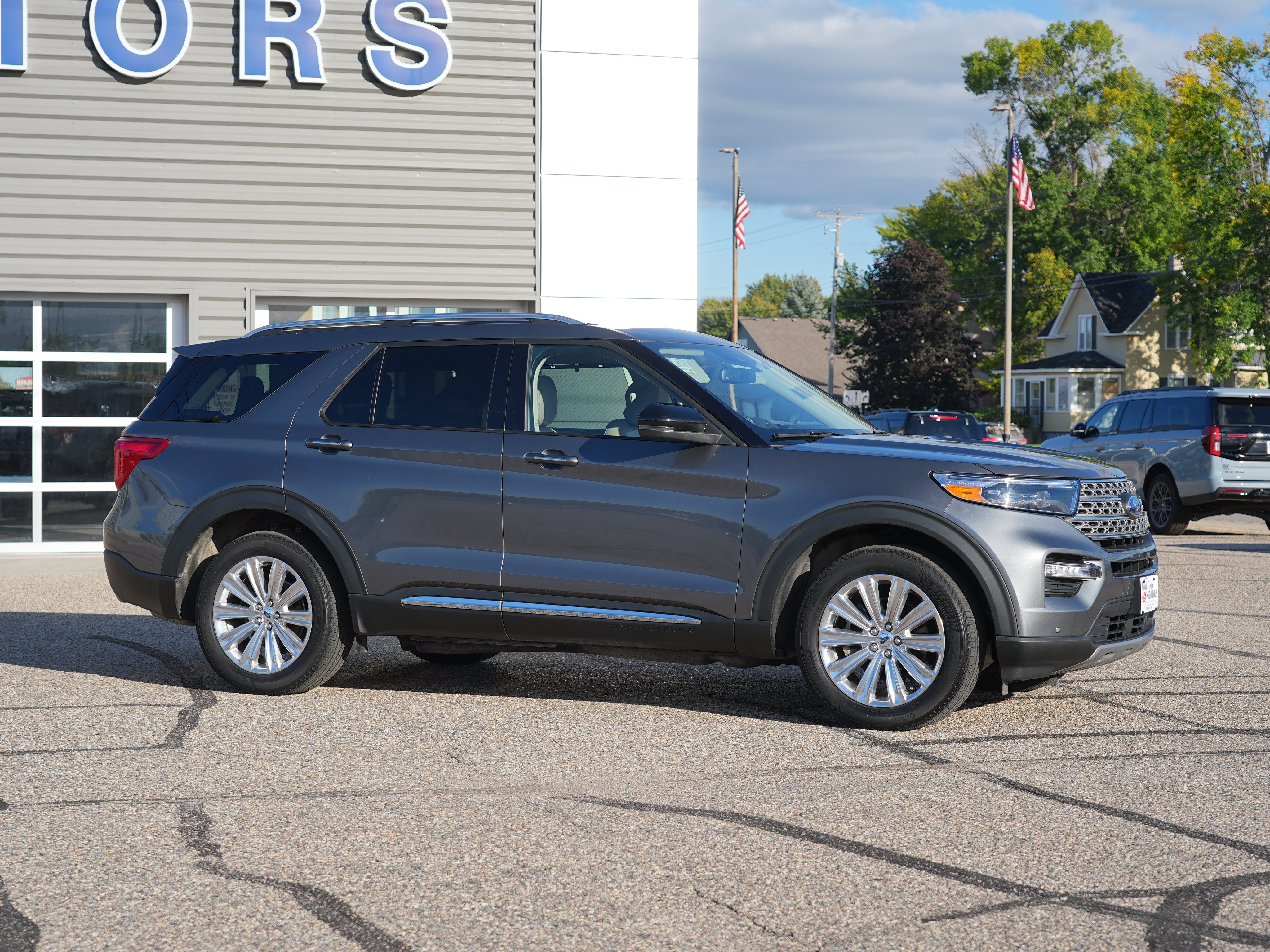 Used 2024 Ford Explorer Limited w/ Limited Technology Package AWD/4WD image 2