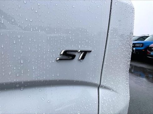 Used 2024 Buick Enclave Essence w/ Experience Buick Package image 28