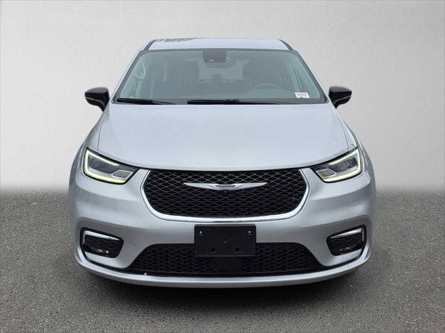 Used 2024 Chrysler Pacifica Touring-L FWD image 8