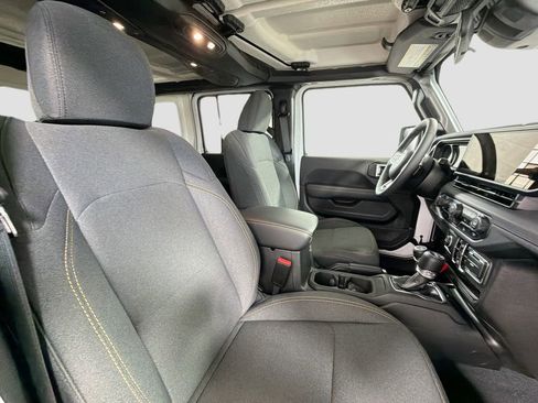 Used 2025 Jeep Wrangler Unlimited Sahara AWD/4WD image 29