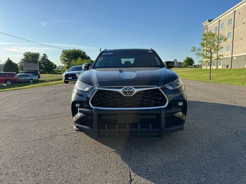 Used 2023 Toyota Highlander XLE AWD/4WD image 13