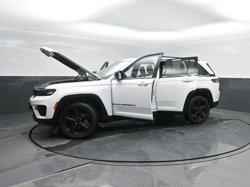 Used 2023 Jeep Grand Cherokee Altitude image 45