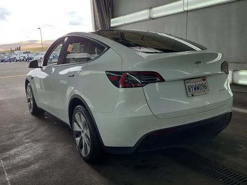 Used 2021 Tesla Model Y Long Range image 2