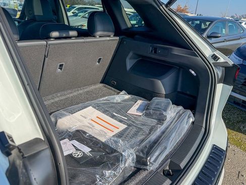 New 2026 Volkswagen Tiguan SE R-Line FWD image 27